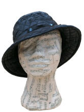 Carica l&#39;immagine nel visualizzatore di Gallery, cappello cloche donna, tessuto trapuntato nero con fascetta in ecopelle lucida nera, fronte
