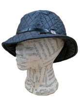 Carica l&#39;immagine nel visualizzatore di Gallery, cappello cloche donna, tessuto trapuntato nero con fascetta in ecopelle lucida nera, sinistra
