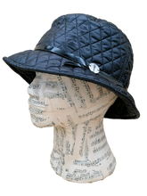 Carica l&#39;immagine nel visualizzatore di Gallery, cappello cloche donna, tessuto trapuntato nero con fascetta in ecopelle lucida nera
