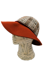 Carica l&#39;immagine nel visualizzatore di Gallery, Cappello a cloche donna, tesa in feltro arancione, capino in tessuto di lana fantasia e nastro di velluto viola
