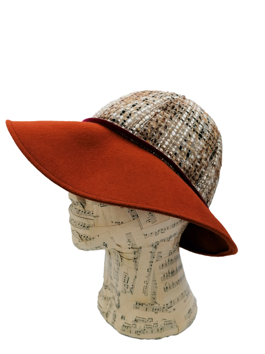 Cappello a cloche donna, tesa in feltro arancione, capino in tessuto di lana fantasia e nastro di velluto viola