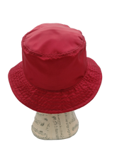 Carica l&#39;immagine nel visualizzatore di Gallery, cappello alla pescatora donna, bucket hat, rosso ciliegia, impermeabile e ripiegabile, retro

