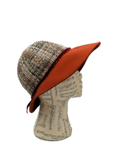 Carica l&#39;immagine nel visualizzatore di Gallery, Cappello a cloche donna, tesa in feltro arancione, capino in tessuto di lana fantasia e nastro di velluto viola, lato destro
