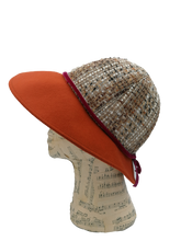 Carica l&#39;immagine nel visualizzatore di Gallery, Cappello a cloche donna, tesa in feltro arancione, capino in tessuto di lana fantasia e nastro di velluto viola, lato sinistro

