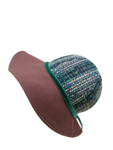 Load image into Gallery viewer, cappello cloche donna, tesa feltro marrone, capino tessuto di lana fantasia, nastro di velluto verde, lato destro
