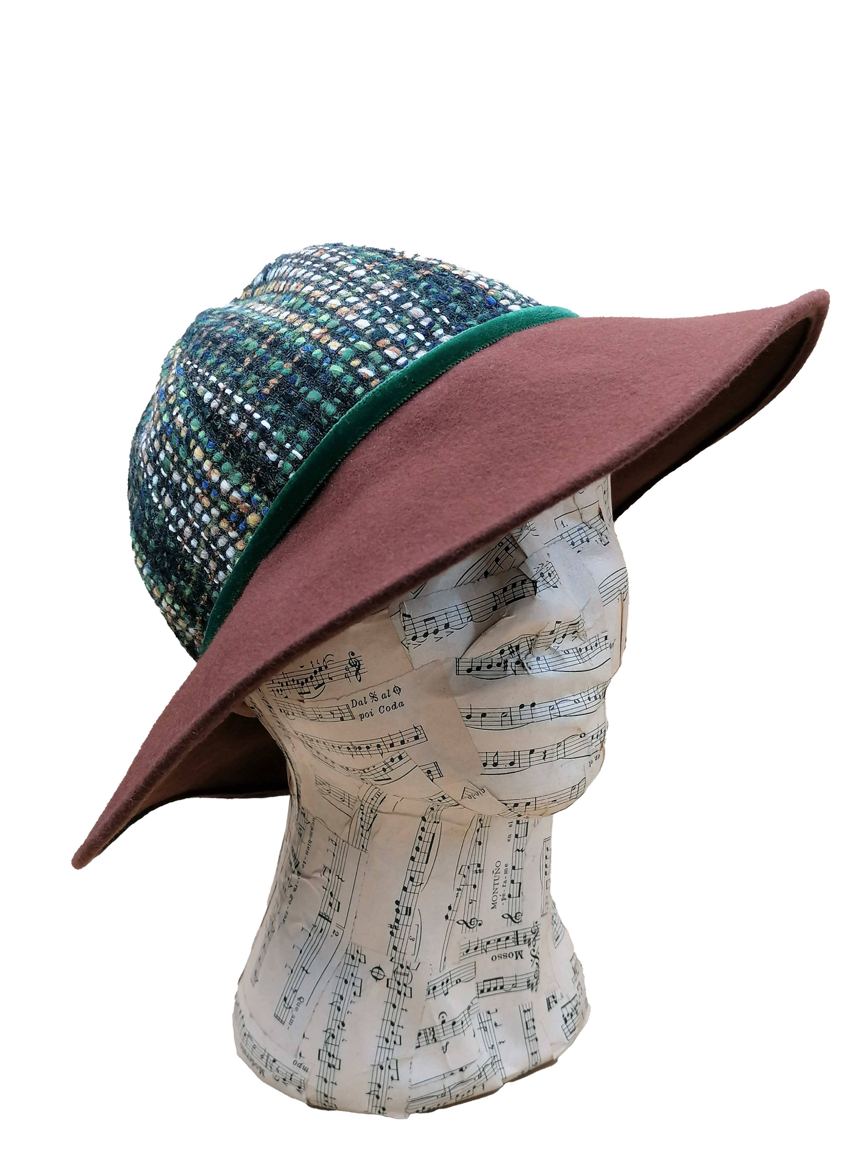 cappello cloche donna, tesa feltro marrone, capino tessuto di lana fantasia, nastro di velluto verde, lato sinistro