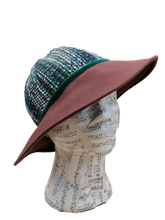 Carica l&#39;immagine nel visualizzatore di Gallery, cappello cloche donna, tesa feltro marrone, capino tessuto di lana fantasia, nastro di velluto verde, lato sinistro
