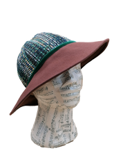 Load image into Gallery viewer, cappello cloche donna, tesa feltro marrone, capino tessuto di lana fantasia, nastro di velluto verde, lato sinistro
