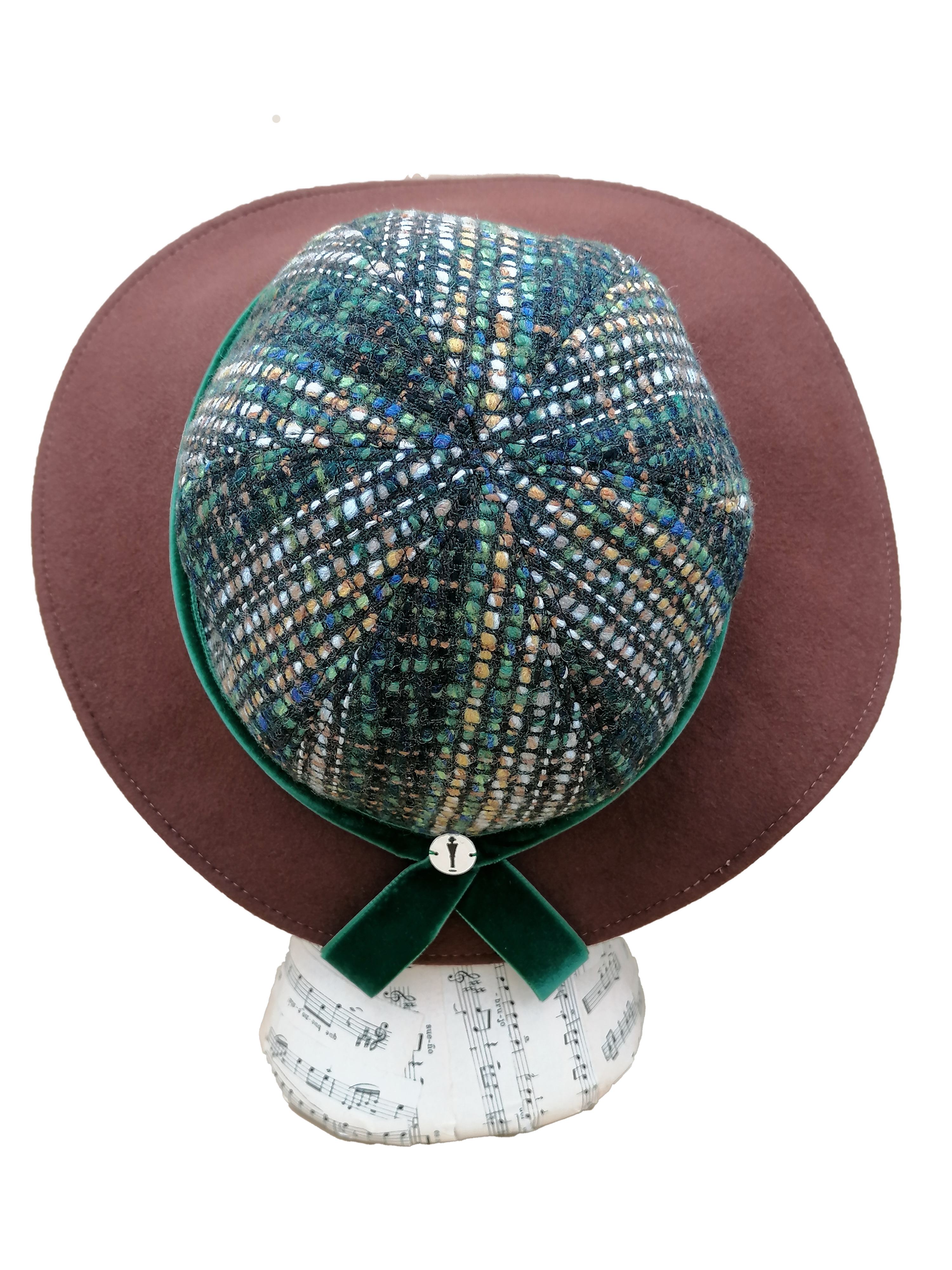 cappello cloche donna, tesa feltro marrone, capino tessuto di lana fantasia, nastro di velluto verde, retro