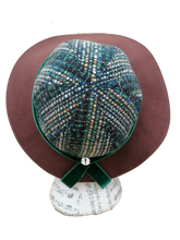 Carica l&#39;immagine nel visualizzatore di Gallery, cappello cloche donna, tesa feltro marrone, capino tessuto di lana fantasia, nastro di velluto verde, retro
