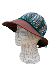 Carica l&#39;immagine nel visualizzatore di Gallery, cappello cloche donna, tesa feltro marrone, capino tessuto di lana fantasia, nastro di velluto verde 
