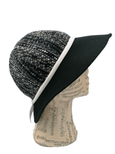 Load image into Gallery viewer, cappello donna modello cloche tessuto lana fantasia, tesa feltro nero, nastro velluto bianco, lato destro
