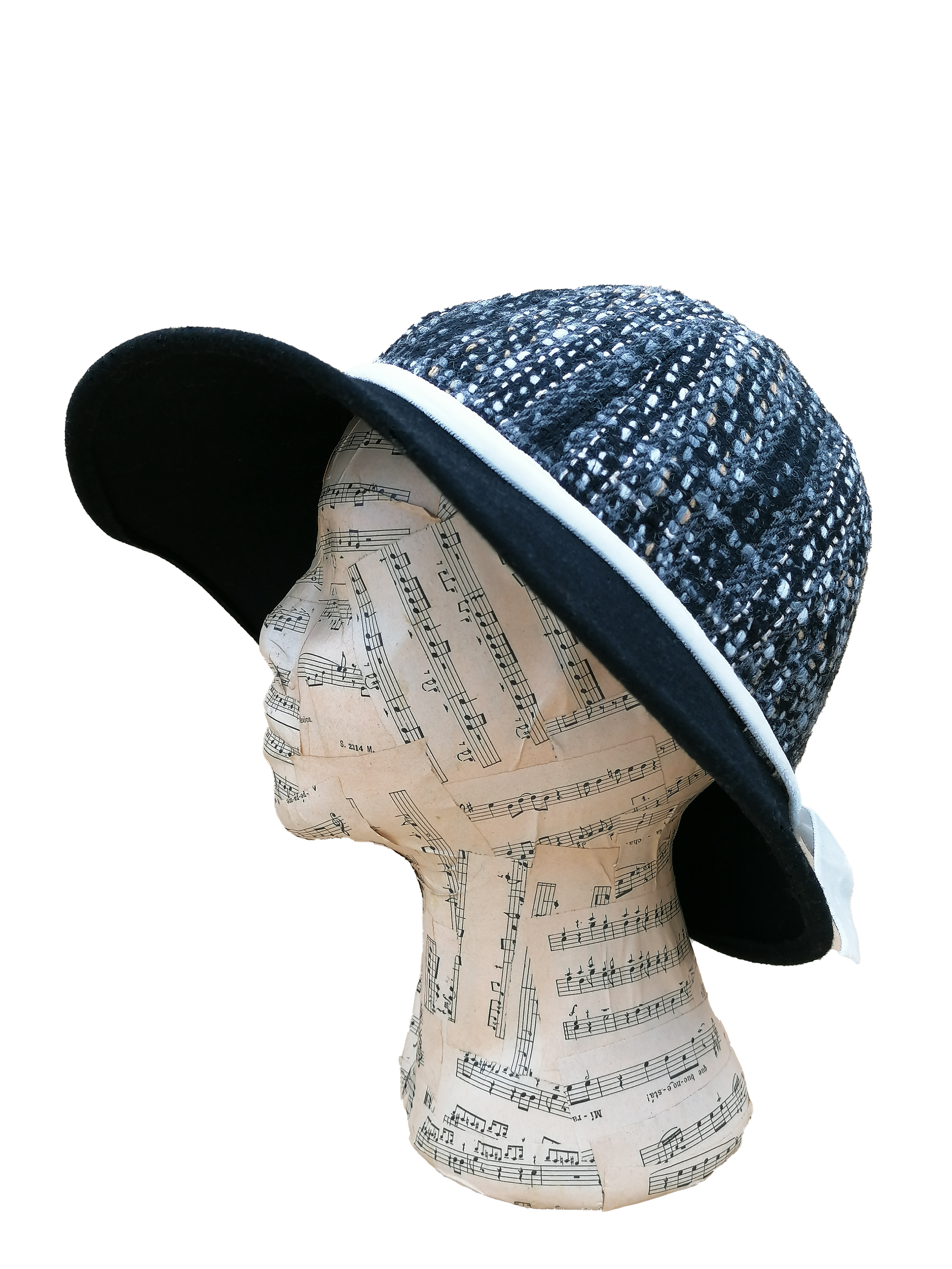 cappello donna modello cloche  tessuto lana fantasia, tesa feltro nero, nastro velluto bianco