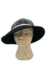 Load image into Gallery viewer, cappello donna modello cloche, tessuto lana fantasia, tesa feltro nero, nastro velluto bianco, fronte
